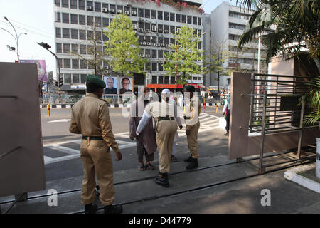 4 mars, 2013 - Le personnel de sécurité seach deux hommes en face de l'hôtel Pan Pacific Sonargaon après une petite bombe explosion où le président indien Pranab Mukherjee est d'un séjour à Dhaka, Bangladesh 04 mars 2013. Pranab est à Dhaka pour une visite d'Etat de trois jours de temps tandis que le Jamaat-e-Islami a demandé 48 heures de grève dans une protestation contre Delwar Hossain Sayedee, peine de mort. Â©Monirul Alam (crédit Image : © Monirul Alam/ZUMAPRESS.com) Banque D'Images