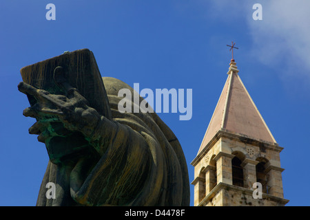 Statue de Grgur Ninski ou Grégoire de Nin par Ivan Mestrovic, & Le Campanile (clocher) de la côte dalmate, Split, Croatie, Europe Banque D'Images