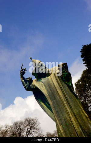 Statue de Grgur Ninski ou Grégoire de Nin par Ivan Mestrovic, & Le Campanile (clocher) de la côte dalmate, Split, Croatie, Europe Banque D'Images