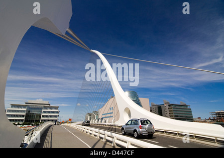 Vue horizontale de Samuel Beckett Bridge, Droichead Samuel Beckett, traversant la rivière Liffey à Dublin sur une journée ensoleillée. Banque D'Images