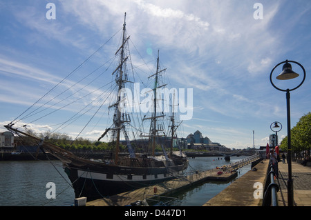 Vue horizontale de la réplique Jeanie Johnston le logement Tallship et Famine Museum sur le quai à Dublin. Banque D'Images