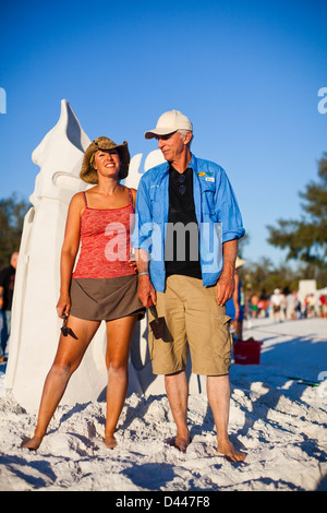 Deux sculpteurs de sable sur la plage lors d'une compétition dans Siesta Key, FL. Banque D'Images