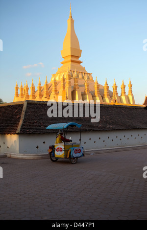 Pha That Luang est un grand stupa bouddhiste couverts d'or dans le centre de Vientiane, Laos Banque D'Images