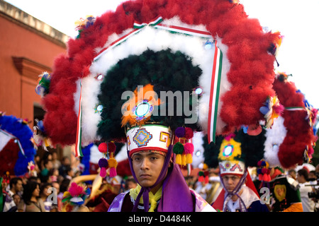 Un danseur effectue la danse de la plume ou Danza de la Pluma pendant la parade Guelaguetza à Oaxaca, au Mexique. Banque D'Images