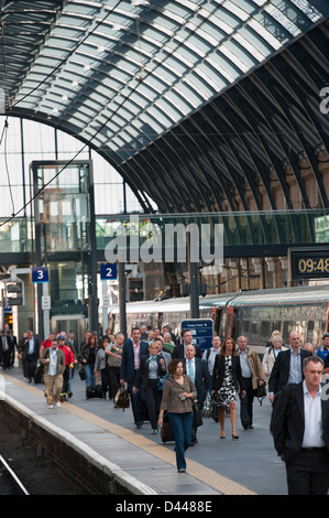 Les voyageurs arrivant à la gare de Kings Cross à Londres, en Angleterre. Banque D'Images