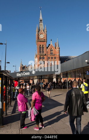 Tour de l'horloge de la gare de St Pancras International avec l'entrée de la gare de Kings Cross à l'avant-plan. Banque D'Images