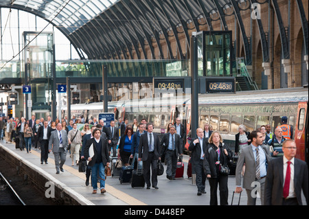 Les voyageurs arrivant à la gare de Kings Cross à Londres, en Angleterre. Banque D'Images