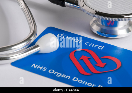 Carte de donneur du NHS et médecin stéthoscope Banque D'Images