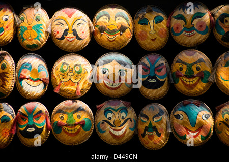 Close up of Horizontal nord-vietnamiens traditionnels masques bambou en vente. Banque D'Images