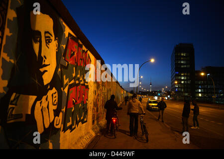 Les gens passent devant la East Side Gallery, une partie des vestiges du Mur de Berlin, à Berlin, Allemagne, 03 mars 2013. Photo : Jens Kalaene Banque D'Images