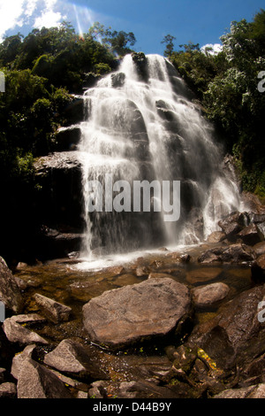 'Véu da noiva' chute d'eau dans le Parc National d'Itatiaia, le premier parc au Brésil. Banque D'Images