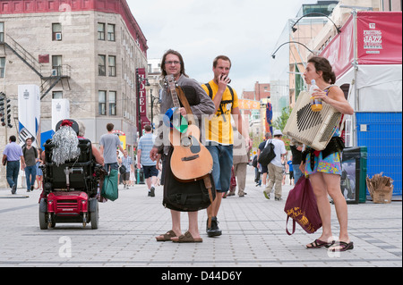 L'exécution des musiciens leurs instruments dans la rue Ste-Catherine pendant le festival de Jazz de Montréal. Banque D'Images