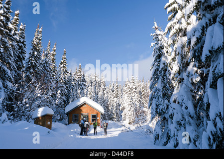 Les skieurs de prendre une pause sur un sentier dans le Camp Mercier, province de Québec, Canada. Banque D'Images