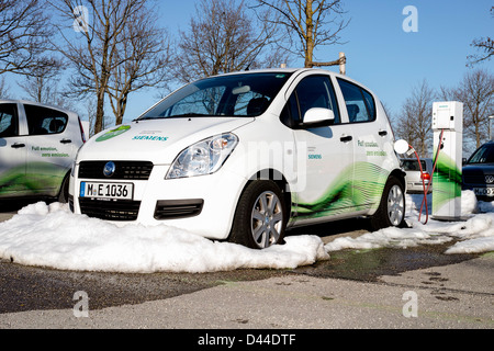 Déplacer la voiture électrique Siemens (Suzuki Splash plate-forme) d'être rechargé à une charge Siemens edition à Munich. Banque D'Images