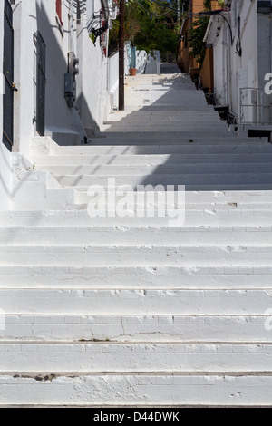 Série d'étapes en escalier peint en blanc à côté de la résidence à Charlotte Amalie St Thomas Banque D'Images