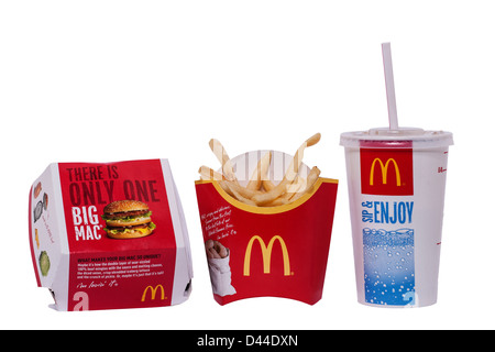Un Mcdonald's Big Mac avec frites et boisson burger , sur fond blanc Banque D'Images