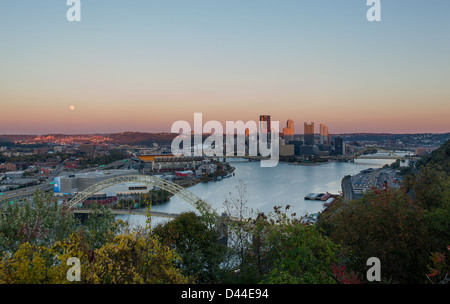 Vue de la ville de Pittsburgh au coucher du soleil que la lune se lève sur l'horizon Banque D'Images