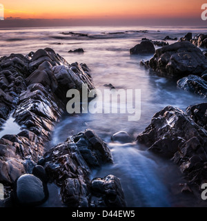 Se lancer dans la crique de marée sandymouth bay, Cornwall Banque D'Images