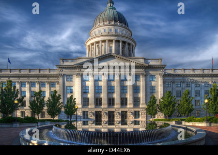 Vue extérieure de l'Utah State Capitol Building, à Salt Lake City Utah montrant le miroir d'eau et de la fontaine Banque D'Images