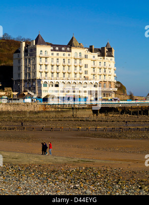 Le Grand Hôtel de station balnéaire Llandudno North Wales UK donnant sur la Promenade de la rive nord et administré par Britannia Hotels Banque D'Images