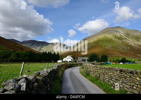 Chemin de campagne menant à l'auberge à Wasdale Head, Lake District, Cumbria. Le nord-ouest de l'Angleterre.36MPX,HI-RES Banque D'Images