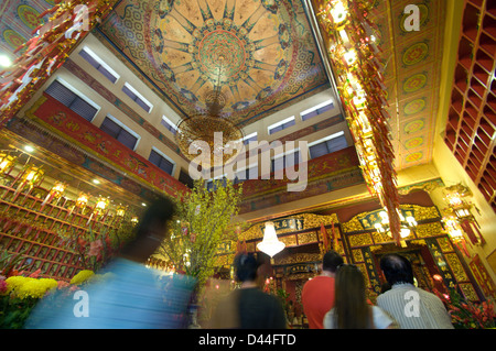 Des visites de la famille le temple Thien Hau à Los Angeles en Californie durant les célébrations de l'année du Serpent Banque D'Images