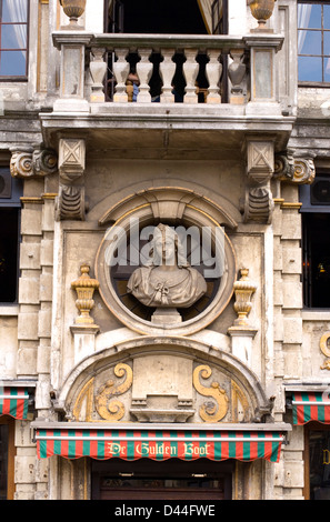 Détail de façade avec buste statue au-dessus de restaurant sur la Grand Place à Bruxelles Banque D'Images