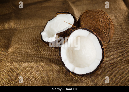 Deux noix de coco sur un tissu de fond. Noix de coco est délicieux fruits tropicaux. Banque D'Images