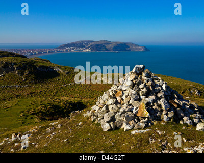 Cairn au sommet du Little Orme une pointe de calcaire près de Llandudno Conway North Wales UK avec grand orme visible au-delà Banque D'Images