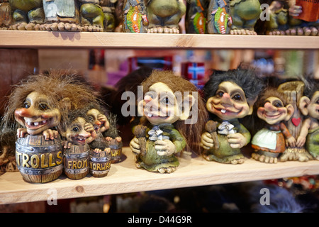 Norwegian trolls de souvenirs à vendre dans un shopTromso cadeaux troms Norvège europe Banque D'Images