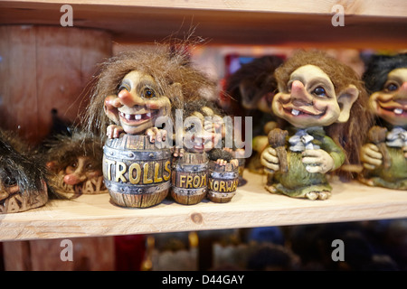 Norwegian trolls de souvenirs à vendre dans un shopTromso cadeaux troms Norvège europe Banque D'Images