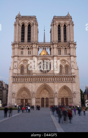 L'architecture française médiévale historique. La célèbre façade ouest de la cathédrale Notre-Dame. Un grand chef d'œuvre gothique au centre de Paris. La France. Banque D'Images