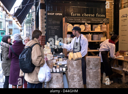 Dégustation de Fromage et d'affichage Neals Yard Anglais Marché laitier fromage shop outdoor stall & clients à Borough Market London Bridge Southwark London UK Banque D'Images