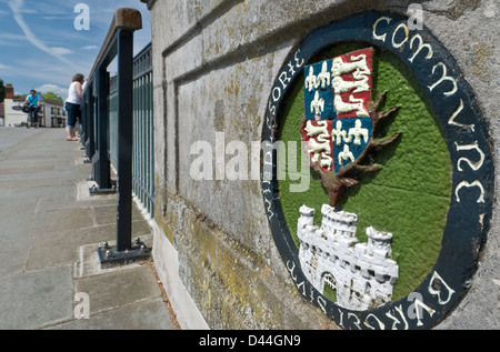 Cimier Royal Windsor passerelle au-dessus de Tamise avec une vieille royal crest en position avant sur pont sur la Tamise à Windsor Berkshire UK Banque D'Images