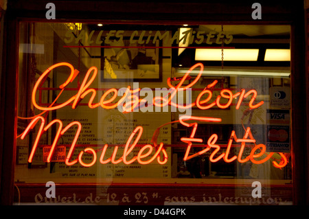 L'enseigne au néon de Chez Leon Moules frites restaurant à Bruxelles, Belgique Banque D'Images