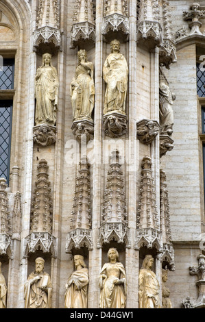 Détail des statues sur la mairie de la Grand Place à Bruxelles, Belgique Banque D'Images