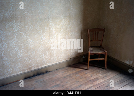 Chaire en coin de chambre française vide Banque D'Images