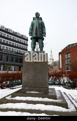 Statue de Roald Amundsen à Tromsø troms Norvège europe Banque D'Images