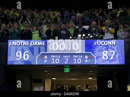 4 mars 2013 - South Bend, Indiana, États-Unis d'Amérique - Mars 04, 2013 : une vue générale du tableau de bord après l'action de jeu de basket-ball de NCAA entre la Cathédrale Notre Dame Fighting Irish et le Connecticut Huskies au pavillon de Purcell à Joyce Center à South Bend, Indiana. Notre Dame a battu Minnesota 96-87 en triple prolongation. Banque D'Images