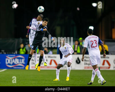 3 mars 2013 : San Jose Earthquakes en avant Chris Wondolowski (8) va jusqu'à un en-tête avec le Real Salt Lake defender Chris Schuler (28) au cours de la MLS match entre le Real Salt Lake et les San Jose Earthquakes au Buck Shaw Stadium de Santa Clara, CA. Le Real Salt Lake a battu San Jose 2-0. Banque D'Images