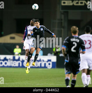 3 mars 2013 : San Jose Earthquakes en avant Chris Wondolowski (8) va jusqu'à un en-tête avec le Real Salt Lake defender Chris Schuler (28) au cours de la MLS match entre le Real Salt Lake et les San Jose Earthquakes au Buck Shaw Stadium de Santa Clara, CA. Le Real Salt Lake a battu San Jose 2-0. Banque D'Images
