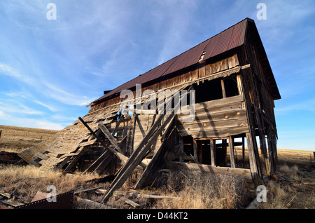 Grange à l'abandon de l'Oregon sur Prairie Zumwalt. Banque D'Images