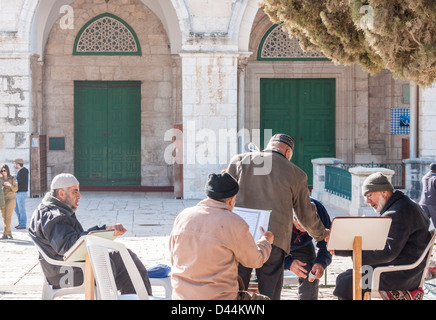 Jérusalem, Israël. Groupe d'apprentissage musulman près de la mosquée Al Aqsa sur le mont du Temple. Banque D'Images