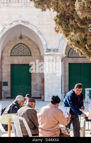 Jérusalem, Israël. Groupe d'apprentissage musulman près de la mosquée Al Aqsa sur le mont du Temple. Banque D'Images