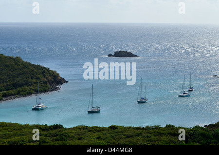 Sailboot amarré à Salt Pond Bay, Virgin Islands National Park, St John, Îles Vierges des États-Unis. Banque D'Images