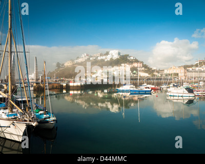 Vue sur le port de Torquay sur un lumineux matin, encore, avec sea mist enveloppant les bâtiments. Banque D'Images