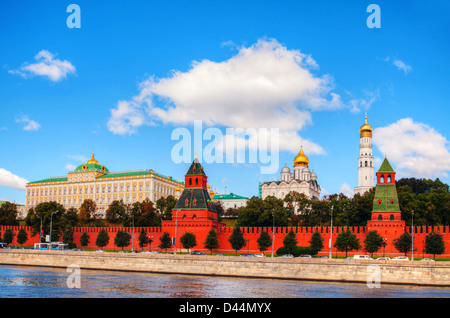 Vue panoramique du centre-ville de Moscou avec le Kremlin sur une journée ensoleillée Banque D'Images