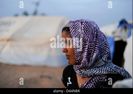 Djibo, BURKINA FASO, la plupart des réfugiés maliens du camp de réfugiés touareg, à Mentao du HCR, ils ont fui en raison de la guerre et de la terreur islamiste au Mali, femme avec foulard Banque D'Images