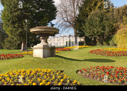 Royal Crescent en arrière-plan avec le parc Victoria jardin fleuri en fin d'après-midi de printemps Banque D'Images