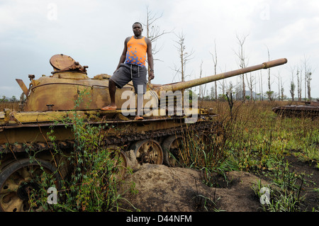 Afrique ANGOLA, épave de l'ancien char de bataille russe soviétique T-54 issu de la guerre civile entre MPLA et l'UNITA près de Quibala, certaines zones ont encore des mines terrestres Banque D'Images